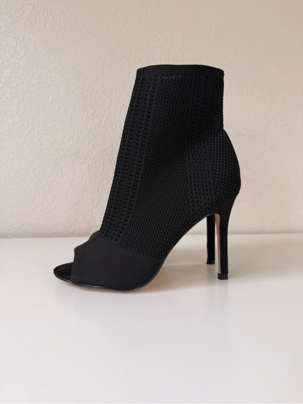 NEVER WORN BLACK STRETCH PEEP TOE HEELS